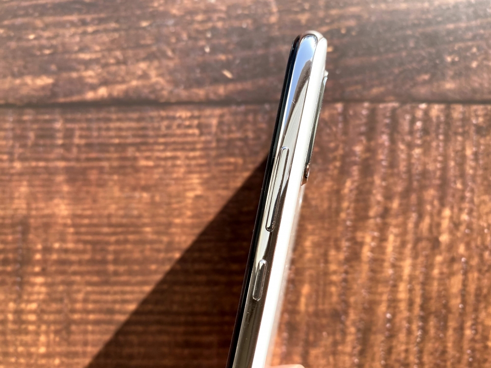 ホワイトのHUAWEI P30 liteのフレーム