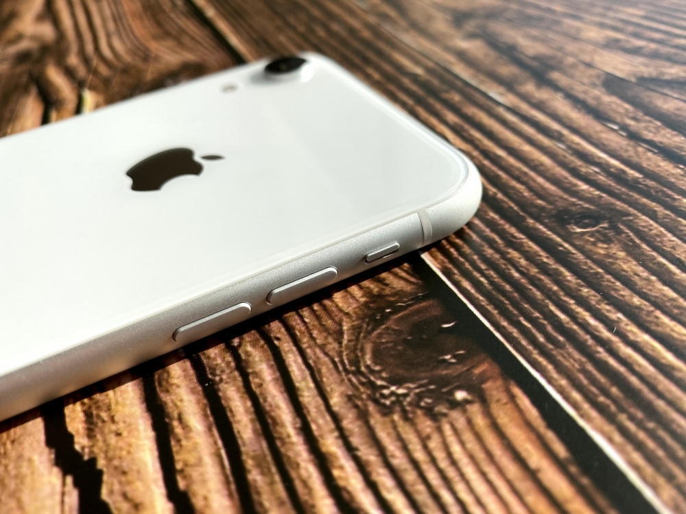 iPhone XRの音量ボタンとサイレントボタン